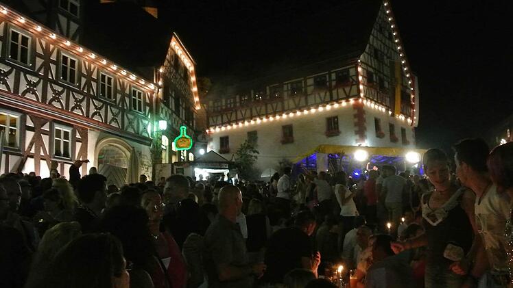 Das Zeiler Weinfest war Schauplatz eines versuchten Tötungsdelikts. Am Montagabend wendete sich ein Kriminalbeamter an das Weinfestpublikum, schilderte den Fall und rief zu Zeugenmeldungen auf: Kurz darauf kam ein entscheidender Hinweis auf den Täter. Der Pressesprecher der Polizei Unterfranken, Karl-Heinz Schmitt, dankt dem Veranstalter für die Möglichkeit zu dieser Durchsage ausdrücklich. Foto: Brigitte Krause