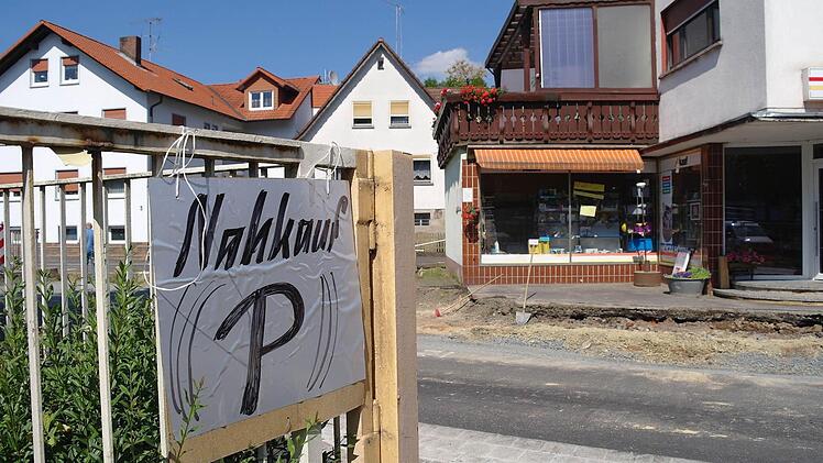 Nah und doch so fern. Der Parkplatz des Lebensmittelladens in Motten ist momentan auf der anderen Straßenseite. Foto: Stephanie Elm