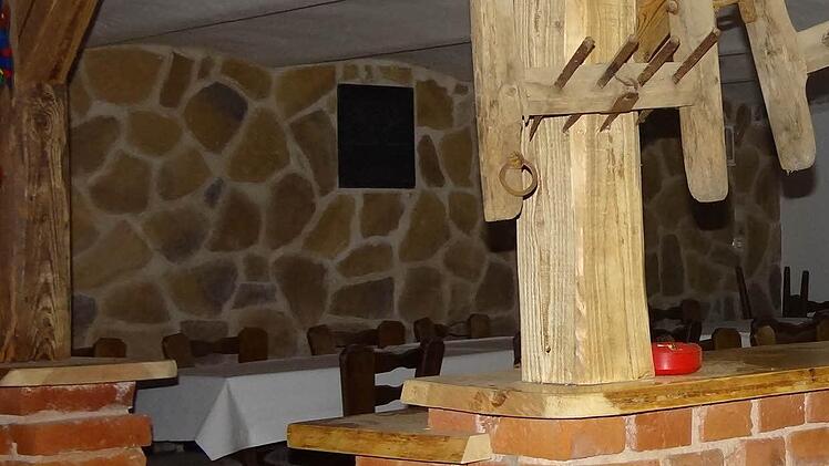 "Den ganz Speicher habe ich voll mit diesen Sachen", eröffnet Helmut Pfaffenberger den Besuchern und lenkt deren Blick auf die landwirtschaftlichen Geräte, mit denen er den Musikantenstadl geschmückt hat. In diesem Raum befand sich früher die Scheune und ein Schweinestall.