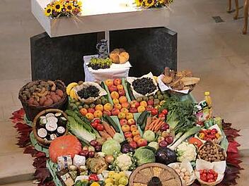 Erntedankaltar in der Giecher Kirche Foto: p