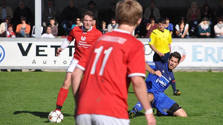 Der TSV Ludwigsstadt mit Andreas Fehn (links) und Julian Herrmann (Nr. 11) ertrotzte in der Hinrunde gegen den FC Mitwitz mit Marc Hofmann ein 2:2. Das Rückspiel am 9. Mai könnte für beide Mannschaften große Bedeutung im Kampf um den Aufstieg beziehungsweise gegen den Abstieg haben. Foto: Archiv/Herbert Kalb