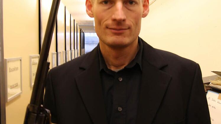Matthias Görz, Leiter im Bereich öffentliche Sicherheit, mit einer außergewöhnlichen Pistole Foto: Christian Bauriedel