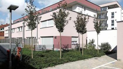 Die schönen Wohnobjekte sind im Innen- wie Außenbereich bestens ausgestattet. Zusätzlich wird noch der Geldbeutel gespart, denn die Anlage in der Grafensteinstraße 30 - 34b ist nach KfW 55 Effizienzbauweise errichtet.