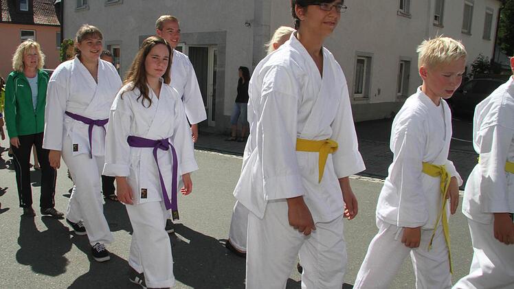 Lila- und Gelbgurt-Träger