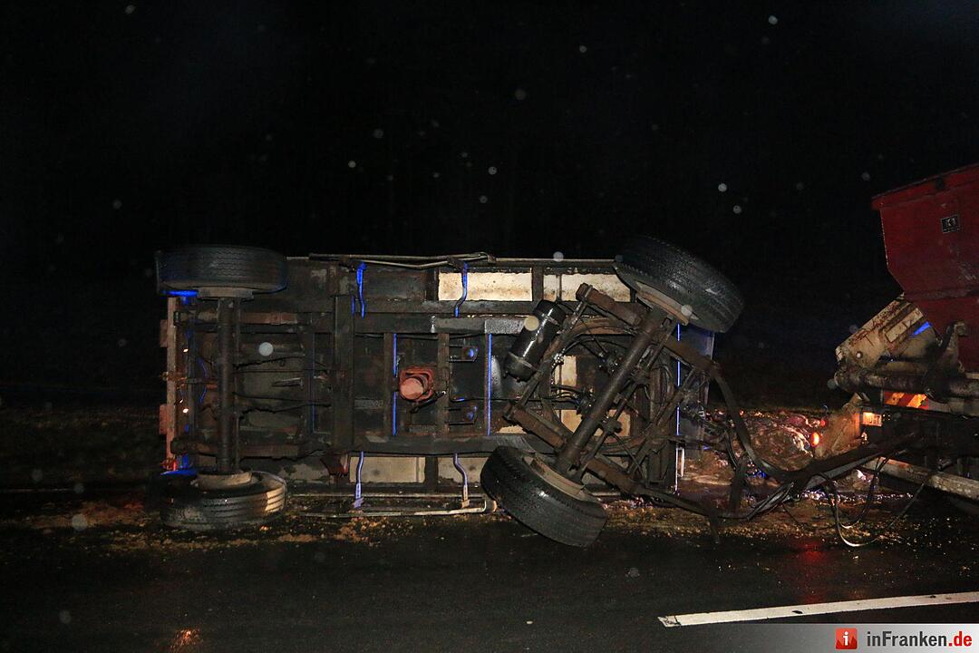 Lkw mit Schlachtabfällen kippt auf B505 um