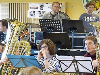 Der Einsatz von Tuba und Trompeten wird von den Musikern diskutiert.  Foto: Pauline Lindner