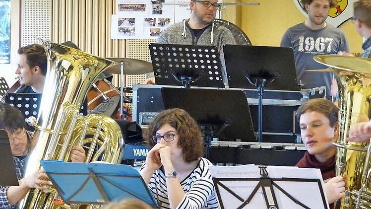 Der Einsatz von Tuba und Trompeten wird von den Musikern diskutiert.  Foto: Pauline Lindner