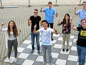 Die Freude über die Eins vor dem Komma steht Ihnen ins Gesicht geschrieben (vorne von links) Kathrin Schlaf, Christian Heinz und Markus Dinkel, (in der Mitte von links) Moritz Dück und Lisa Warlich sowie (hinten von links) Frank Wittmann und Florian Schütz.  Foto: Stephan Stöckel