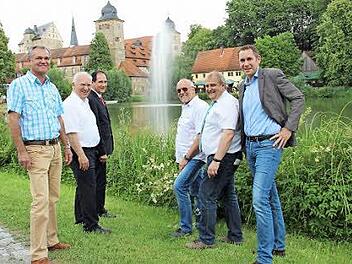 Die neue Fontäne ist in Betrieb. Darüber freuen sich von links: Ralf Wirth, Hans Schwender, Günther Präg, Jürgen Eysser, Klaus Bodenschlägel und Bürgermeister Martin Bernreuther Foto: Katharina Müller-Sanke