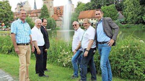 Die neue Fontäne ist in Betrieb. Darüber freuen sich von links: Ralf Wirth, Hans Schwender, Günther Präg, Jürgen Eysser, Klaus Bodenschlägel und Bürgermeister Martin Bernreuther Foto: Katharina Müller-Sanke