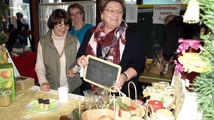 Viel zu sehen gab es beim Weihnachtsmarkt in Wallenfels. Foto: Susanne Deuerling