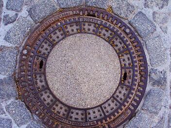 So wie der Kanal unter dicken Deckeln fließt, diskutierte der Zweckverband zur Abwasserbeseitigung der Schorgasttalgemeinden über die interessanten Themen einmal mehr im Verborgenen. Symbolfoto: Jochen Berger