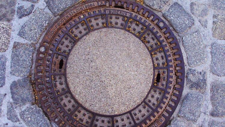 So wie der Kanal unter dicken Deckeln fließt, diskutierte der Zweckverband zur Abwasserbeseitigung der Schorgasttalgemeinden über die interessanten Themen einmal mehr im Verborgenen. Symbolfoto: Jochen Berger