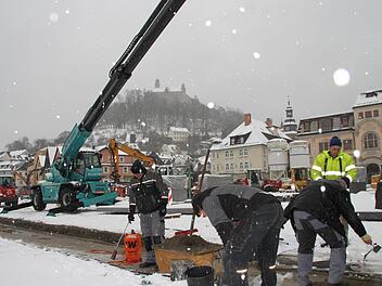 Kälte, Schnee und Regen schrecken die Bauleute nicht ab: Derzeit sind  etwa 40 Handwerker - hier mit einem nagelneuen Manitou Teleskopkran - auf der Großbaustelle am Zentralparkplatz im Einsatz. Am  Samstag können sich die Kulmbacher bei einem Tag der offenen Baustelle mit eigenen Augen vom Baufortschritt überzeugen. Foto: Stephan Tiroch