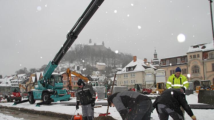 Kälte, Schnee und Regen schrecken die Bauleute nicht ab: Derzeit sind  etwa 40 Handwerker - hier mit einem nagelneuen Manitou Teleskopkran - auf der Großbaustelle am Zentralparkplatz im Einsatz. Am  Samstag können sich die Kulmbacher bei einem Tag der offenen Baustelle mit eigenen Augen vom Baufortschritt überzeugen. Foto: Stephan Tiroch