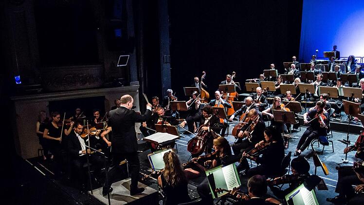 Unter der Leitung von Roland Kluttig begeisterte das Philharmonische Orchester beim Sinfoniekonzert im Landestheater. Gefeierte Solistin war die Mezzosopranistin Uto Döring-Fleury.Foto: Jochen Berger