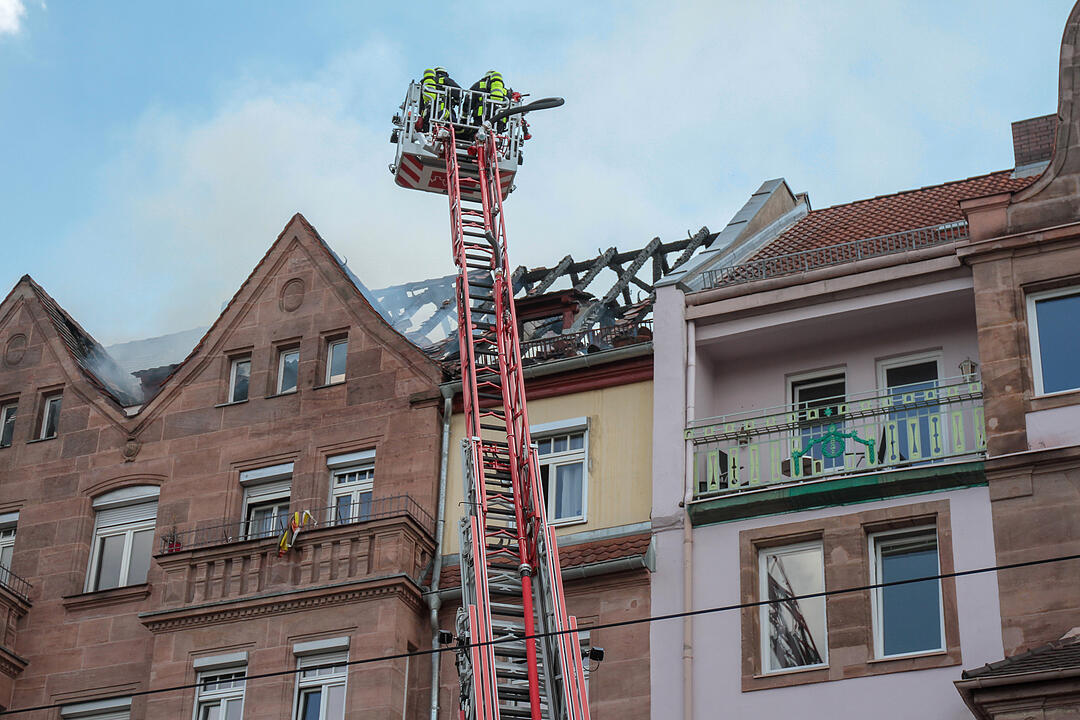 Dachstuhl eines Mehrfamilienhauses fängt Feuer