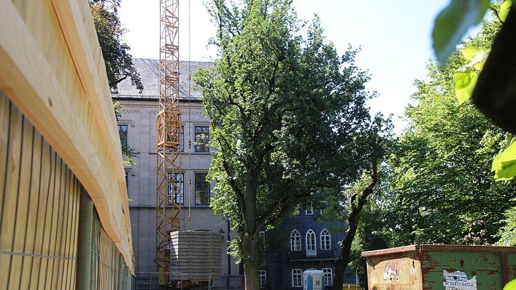 Das Gebäude Goethestraße 1 (rechts zu erkennen) soll einen Teil des Kinderhauses aufnehmen. In den unmittelbar benachbarten Bereich der Lutherschule wird das gemeinsame Treppenhaus mit Aufzug eingebaut. Foto: Simone Bastian