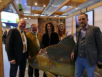 Landwirtschaftsministerin Michaela Kaniber (CSU) gab sich beim Stand der Teichwirtschaft die Ehre.privat