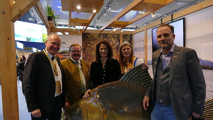 Landwirtschaftsministerin Michaela Kaniber (CSU) gab sich beim Stand der Teichwirtschaft die Ehre.privat
