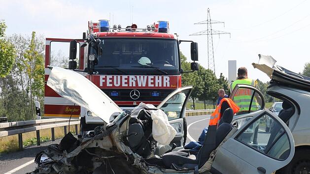 Auf der B4 in Neustadt bei Coburg hat sich am fr&uuml;hen Montagnachmittag ein schwerer Unfall ereignet. Foto: Michael Stelzner
