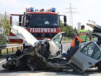 Auf der B4 in Neustadt bei Coburg hat sich am fr&uuml;hen Montagnachmittag ein schwerer Unfall ereignet. Foto: Michael Stelzner