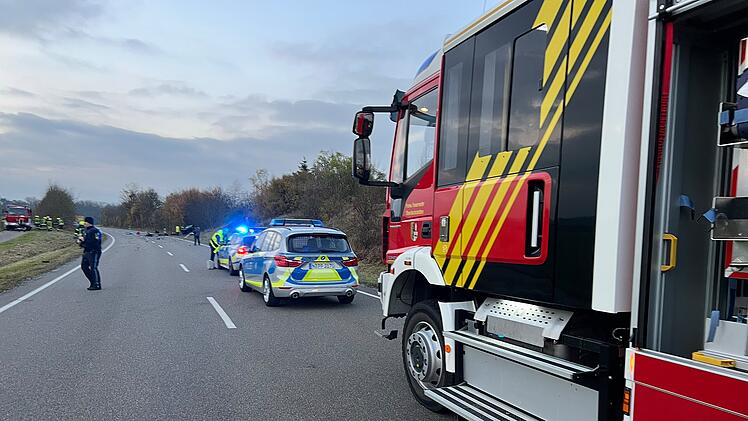 B13 im Kreis Ansbach: Mann stirbt bei Frontal-Crash - Gaffer sorgen für viel Ärger