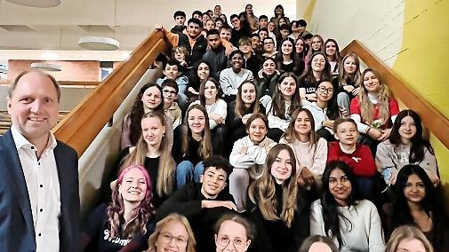 Partnerschaftsbeauftragter und Stadtrat Ulrich Sch&uuml;rr mit den Sch&uuml;lerinnen und Sch&uuml;lern der Georg-Hartmann-Realschule Forchheim und des Coll&egrave;ge de Lattre de Tassigny