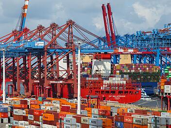 Containerumschlag im Hafen Hamburg