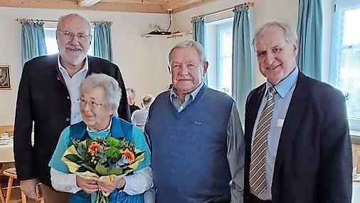 Zur diamantenen Hochzeit des Ehepaares Helene und Michael Bayerlipp gratulierten B&uuml;rgermeister Roland Kauper (l.) und stellvertretender Landrat Bruno Kellner (r.).