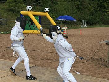 Maria Deichsel (9) greift Simon de Ridder an (12). "Fechten ist ein klasse Sport", sagt der Zwölfjährige bei der Olympiade der besonderen Art auf der Reitanlage in Seidenhof. Fotos: Sonja Adam