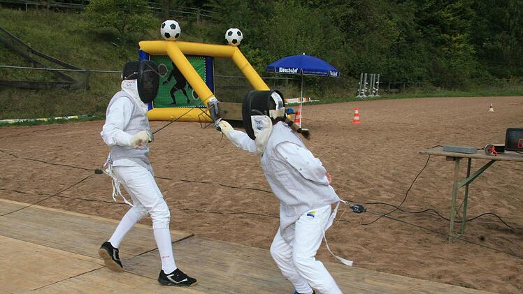 Maria Deichsel (9) greift Simon de Ridder an (12). "Fechten ist ein klasse Sport", sagt der Zwölfjährige bei der Olympiade der besonderen Art auf der Reitanlage in Seidenhof. Fotos: Sonja Adam