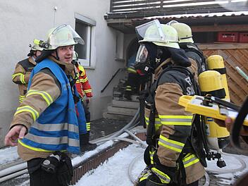Mit Atemschutz gehen die Feuerwehrleute ins Innere des Hauses. Fotos: Tim Birkner
