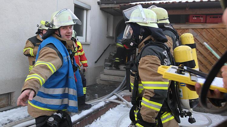 Mit Atemschutz gehen die Feuerwehrleute ins Innere des Hauses. Fotos: Tim Birkner