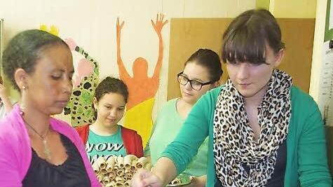 Addis lässt sich von den Schülerinnen der Realschule, Jasmin, Nadine und Anne, mit äthiopischen Essen versorgen.
