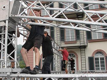 Der Aufbau der großen Bühne im Schlosspark schreitet voran.