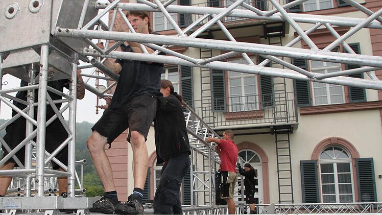 Der Aufbau der großen Bühne im Schlosspark schreitet voran.