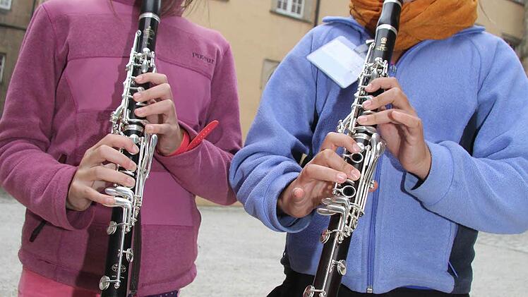 Maja Jordon (10) und Marina Polli (11) sind extra aus Luzern in der Schweiz angereist. Beide sind begeisterte Klarinettistinnen "Wir sind vier Mädchen aus der Schweiz", schwärmen sie und wollen in jedem Fall wieder dabei sein.