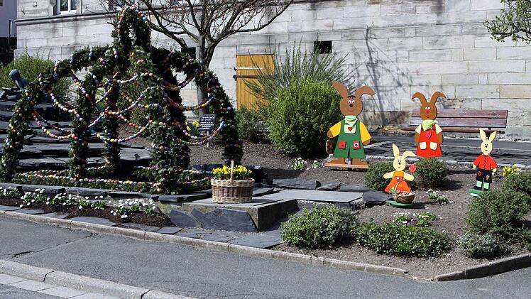 Fröhliche Ostern wünschen die Nordhalbener allen Einheimischen und Gästen mit diesem bunt und lustig geschmückten Brunnen. Foto: Michael Wunder
