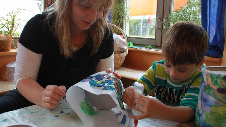 Zusammen mit seiner Erzieherin bringt Nico seine Laterne in die richtige Form. Foto: Lisa Kieslinger