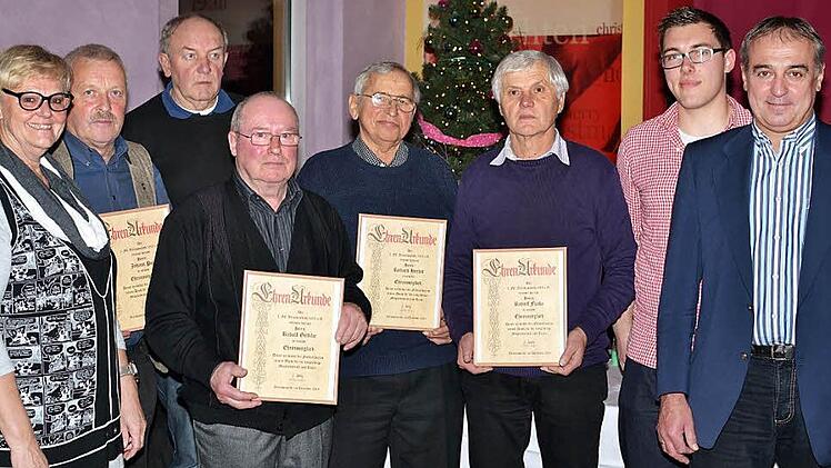 Die langjährigen Mitglieder des 1. FC Altenkunstadt (v.l.): die Ehrenamtsbeauftragte des Bayerischen Fußballverbandes im Spielkreis, Margot Härtlein, Johann Pol, Siegfried Orlowski, Rudolf Geißler, Richard Herbst, Rudolf Funke, Zweiter Vorsitzender Johannes Oppel und der Vorsitzende des Fusionsvereins Robert Hümmer  Foto: Dieter Radziej