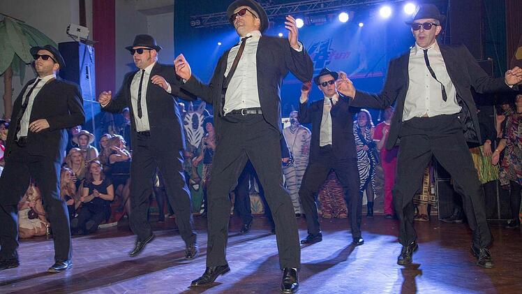 Blues Brother in Aktion beim Weiberfasching