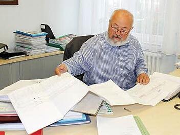 Noch eine Woche wird Hermann Schober von diesem Schreibtisch aus die Geschicke des Stadtbauamtes leiten. Foto: Thomas Mäuser