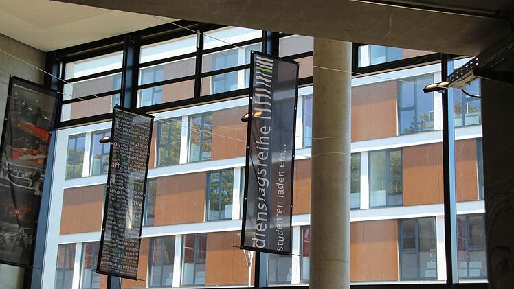 Blick vom Foyer des Lehrsaalgebäudes nach draußen aufs neue Wohnheim. Foto: Simone Bastian