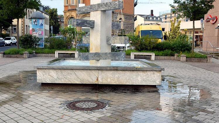 Der Massabrunnen leckt.  Foto: Peter Rauch