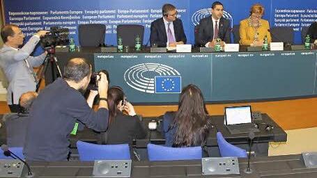 Die oberfränkische Abgeordnete bei einer Pressekonferenz