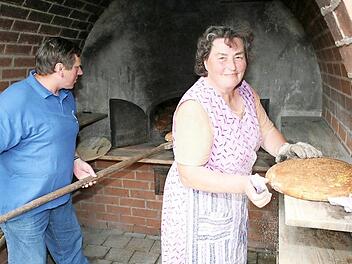 Das Brotbacken ist in Lindach Teamarbeit.  Foto: Georg Wolf