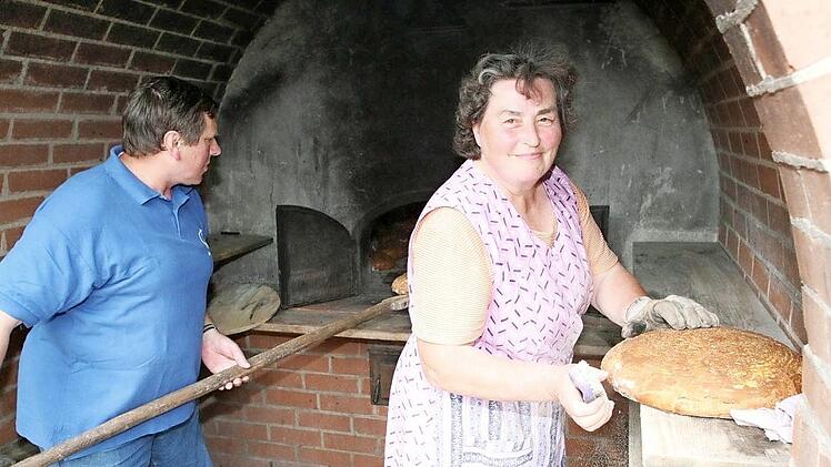 Das Brotbacken ist in Lindach Teamarbeit.  Foto: Georg Wolf
