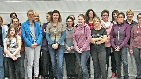 Diese Frauen nehmen an dem Kurs für Selbstverteidigung teil. Mit im Bild sind Christine Stühler, Gleichstellungsbeauftragte beim Landratsamt Haßberge (rechts), Petra Hohenberger von der Volkshochschule Haßberge (links) und Hildegard Schmidt, Weisser Ring Haßberge (Dritte von links).