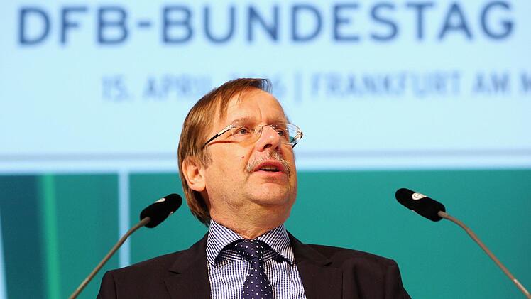 Rainer Koch, Pr&auml;sident des Bayerischen Fu&szlig;ballverbandes, steht am Montag, 18. M&auml;rz im Bayrish Pub in Coburg Fu&szlig;ballfreunden Rede und Antwort. Foto: Archiv